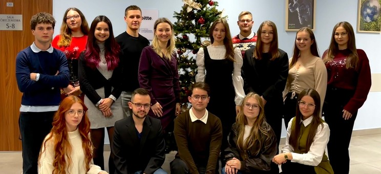 Grupowe zdjęcie członków koła przy choince.