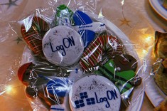 Świąteczne upominki i dekoracje na stole.