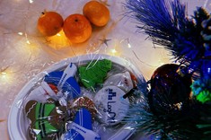 Świąteczna dekoracja na stole w sali akademickiej.