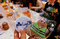 Świąteczne upominki i dekoracje na stole.