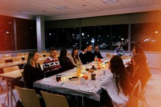 Spotkanie członków koła przy wspólnym stole.